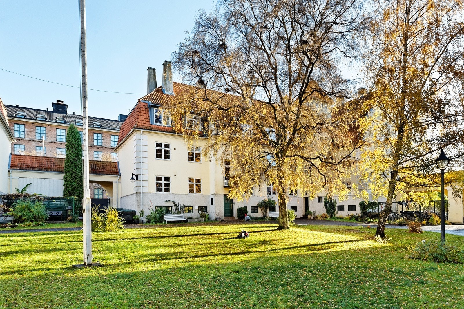 Sisilie Berg i PrivatMegleren har gleden av å presentere Geitmyrsveien 62. En gjennomgående og lys leilighet med store vindusflater, god takhøyde, peis og tilgang til en fantastisk bakhage i populære Lindern hageby. Galleribilde