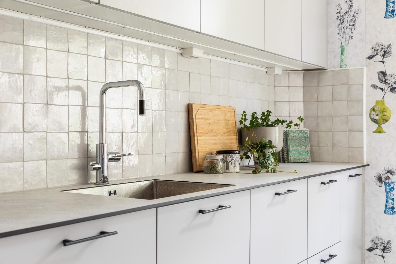 Kjøkkenet er utstyrt med integrert komfyr, oppvaskmaskin, egen nisje for kjøl/fryseskap og induksjonstopp. Galleribilde