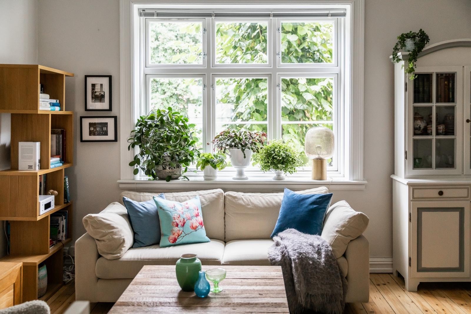 Lys og luftig sosial sone med stue og kjøkken. Galleribilde