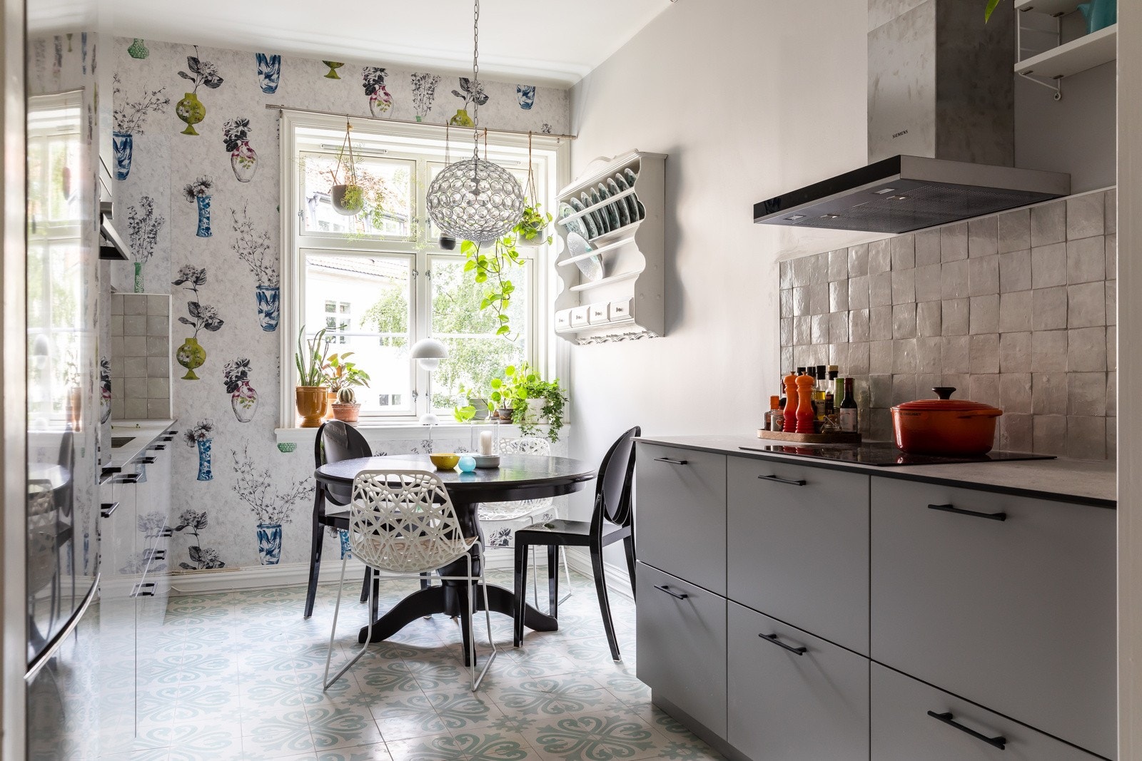 Spiseplassen finner sin naturlige plass ved vinduet med utsyn mot den flotte bakhagen. Galleribilde