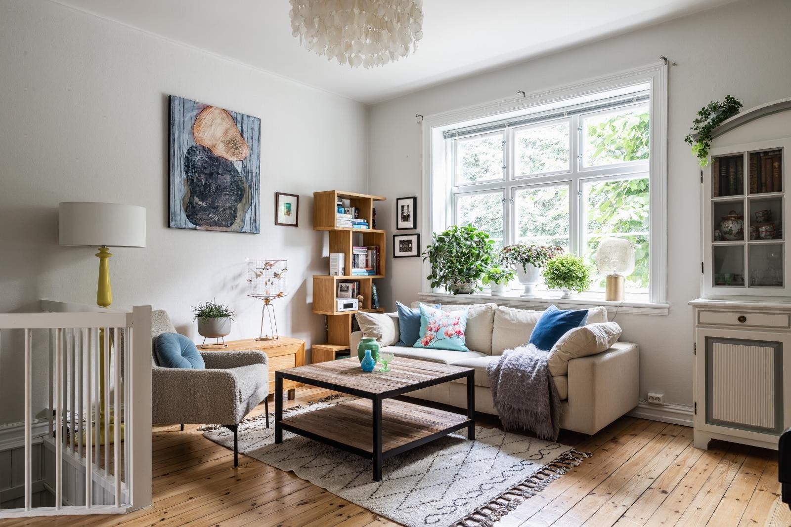 Leiligheten har en lys og luftig stue - et deilig oppholdsrom det er lett å trives i! Galleribilde