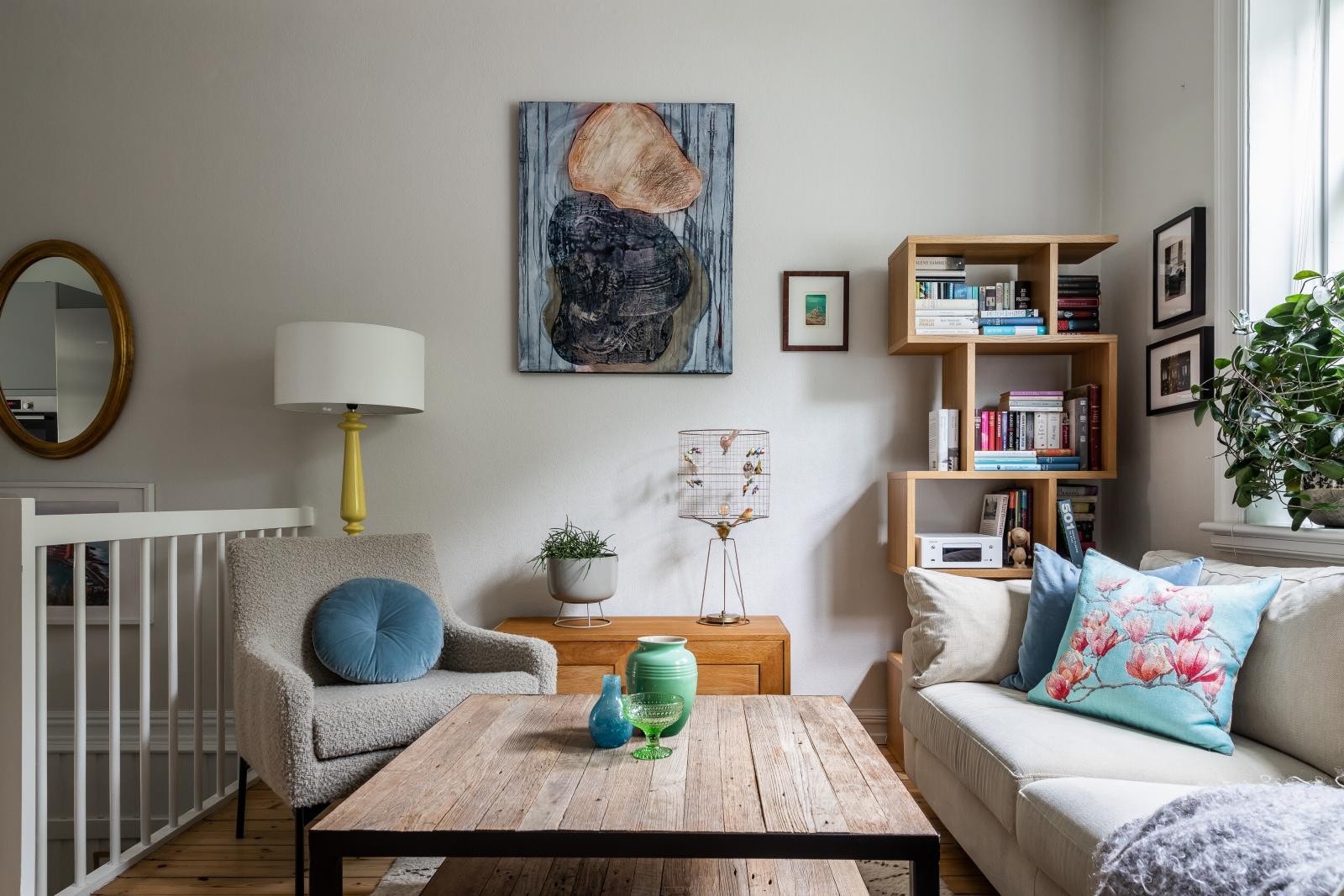 Romslig stue med plass til sofagruppe, spiseplass og mediemøblement. Galleribilde