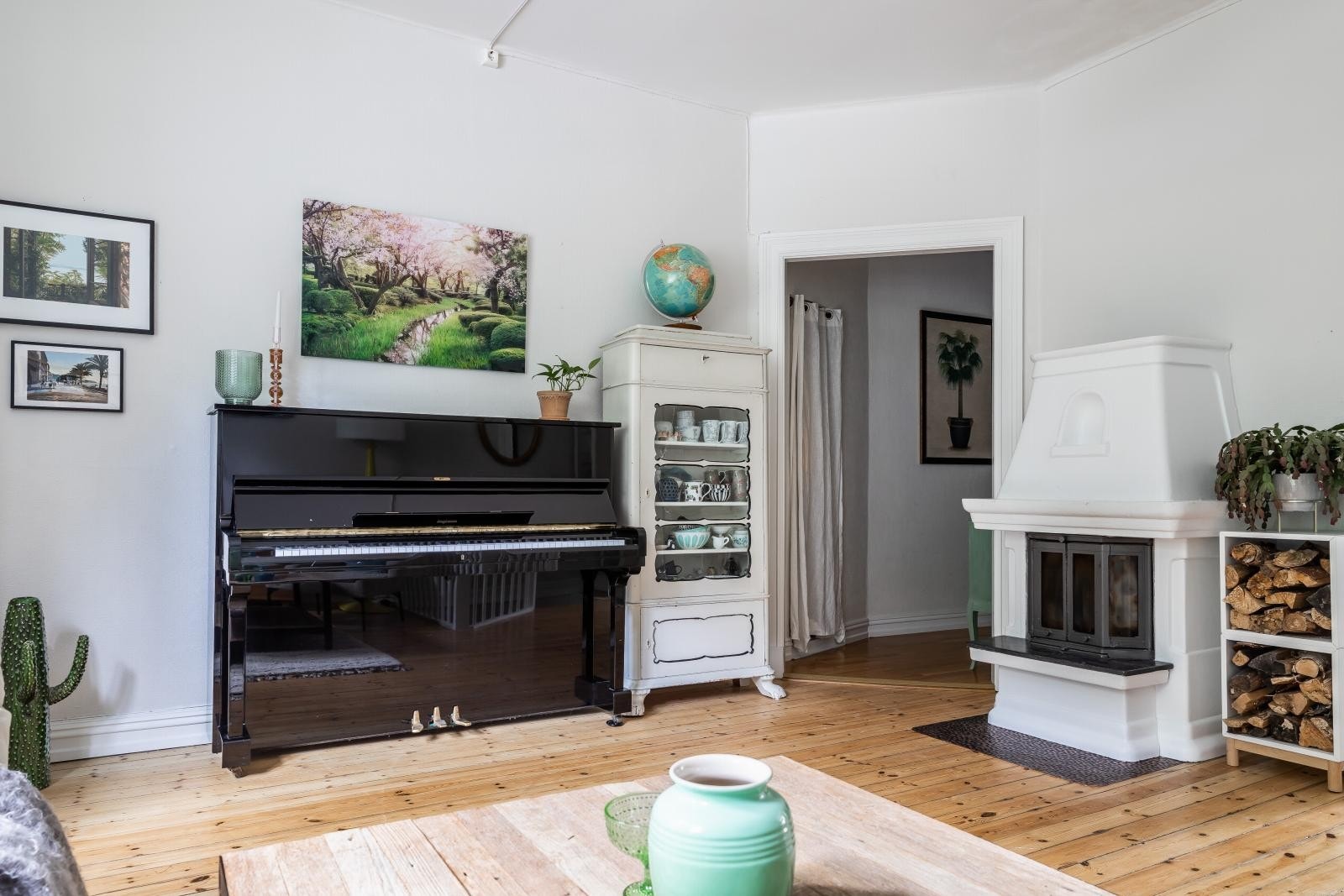 Midt i stuen er det en flott peis for ekstra varme og hygge. Det ble gjennomført piperehabilitering i 2014, i regi av borettslaget. Galleribilde