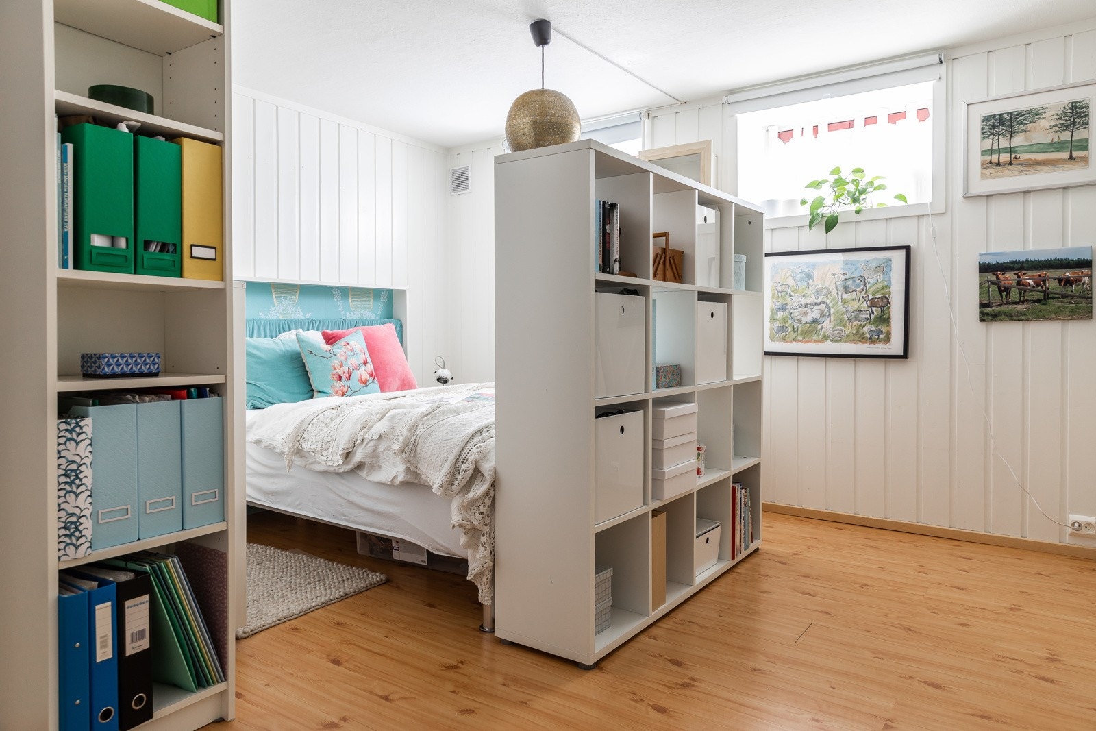 Soverommet er av den romslige typen, med parkett på gulvoverflater. Rommet er i dag innredet til soverom, men byggemeldt som hobbyrom. Se punktet "Innhold" i salgsoppgaven for mer informasjon. Galleribilde