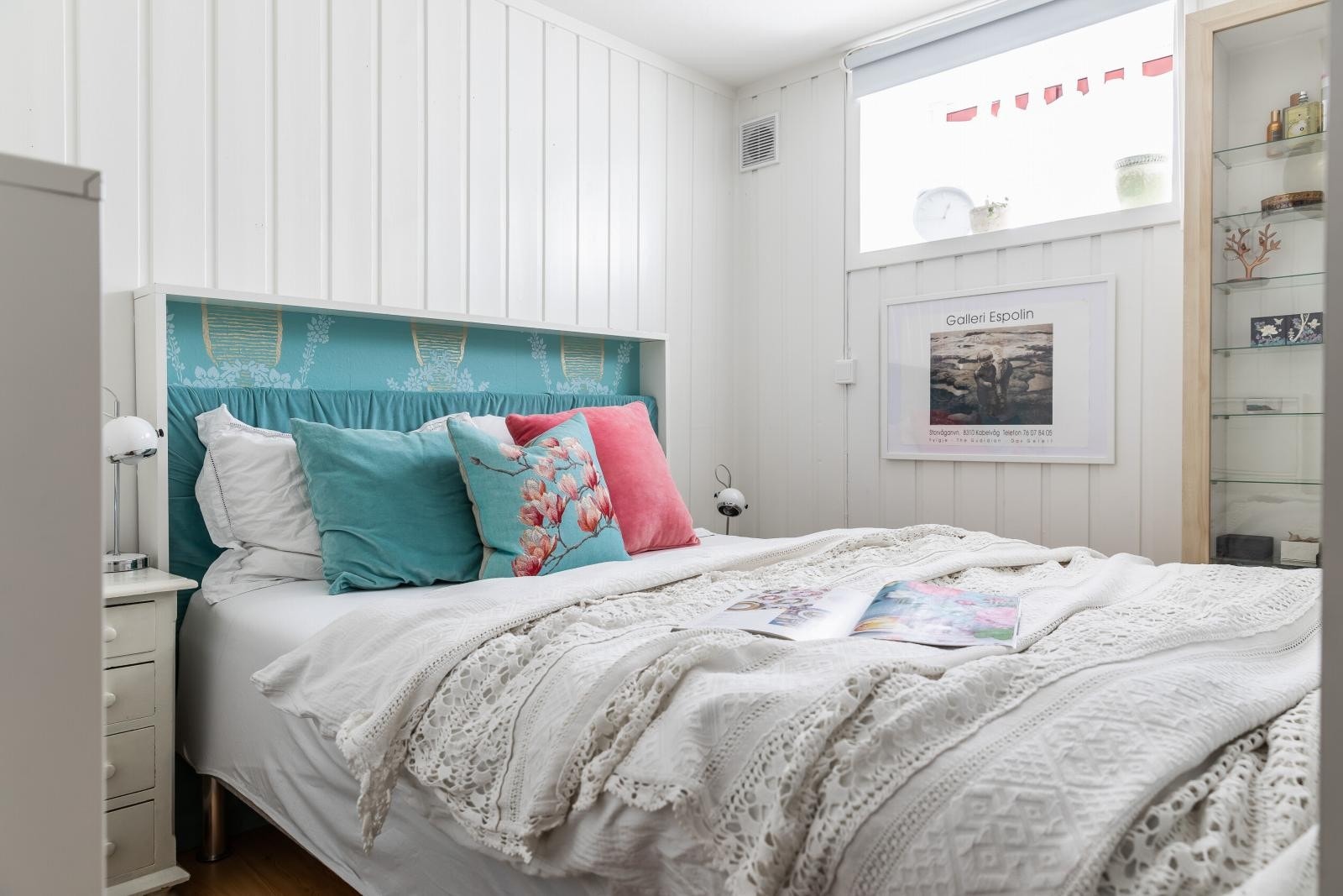 Her har du god plass til en dobbeltseng, nattbord, kommode og vegg til vegg garderobe. Rommet er i dag innredet til soverom, men byggemeldt som hobbyrom. Se punktet "Innhold" i salgsoppgaven for mer informasjon. Galleribilde