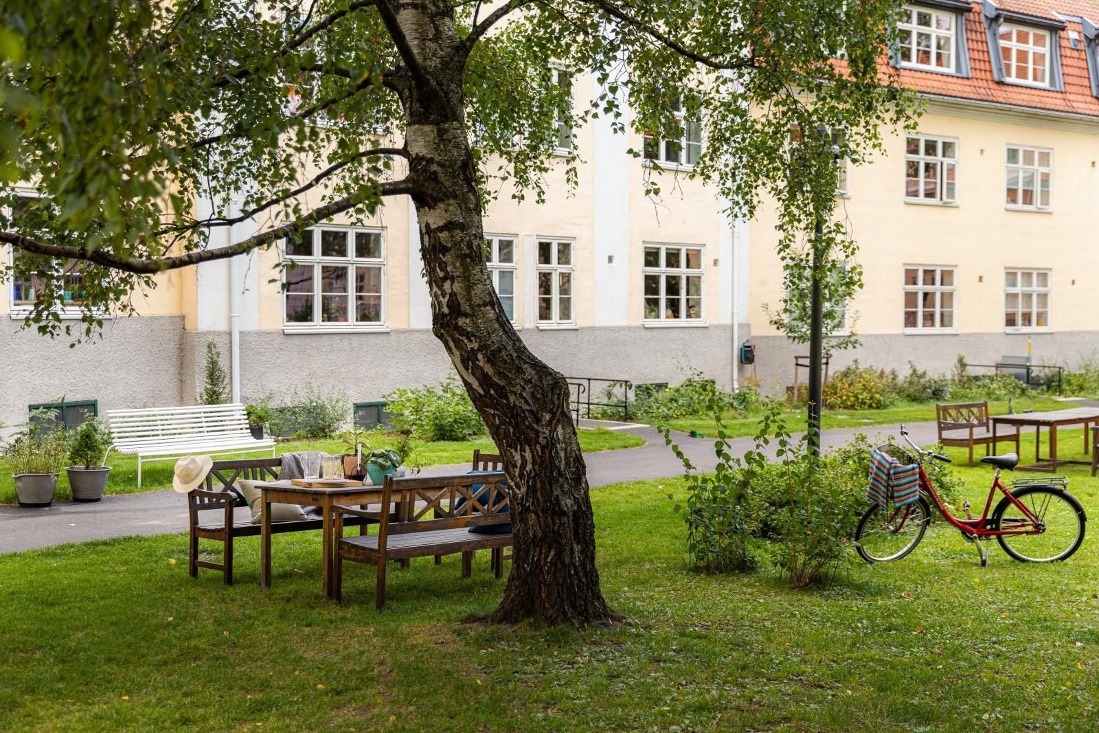 Sisilie Berg i PrivatMegleren har gleden av å presentere Geitmyrsveien 62. En gjennomgående og lys leilighet med store vindusflater, god takhøyde, peis og tilgang til en fantastisk bakhage i svært ettertraktede Lindern hageby. Galleribilde