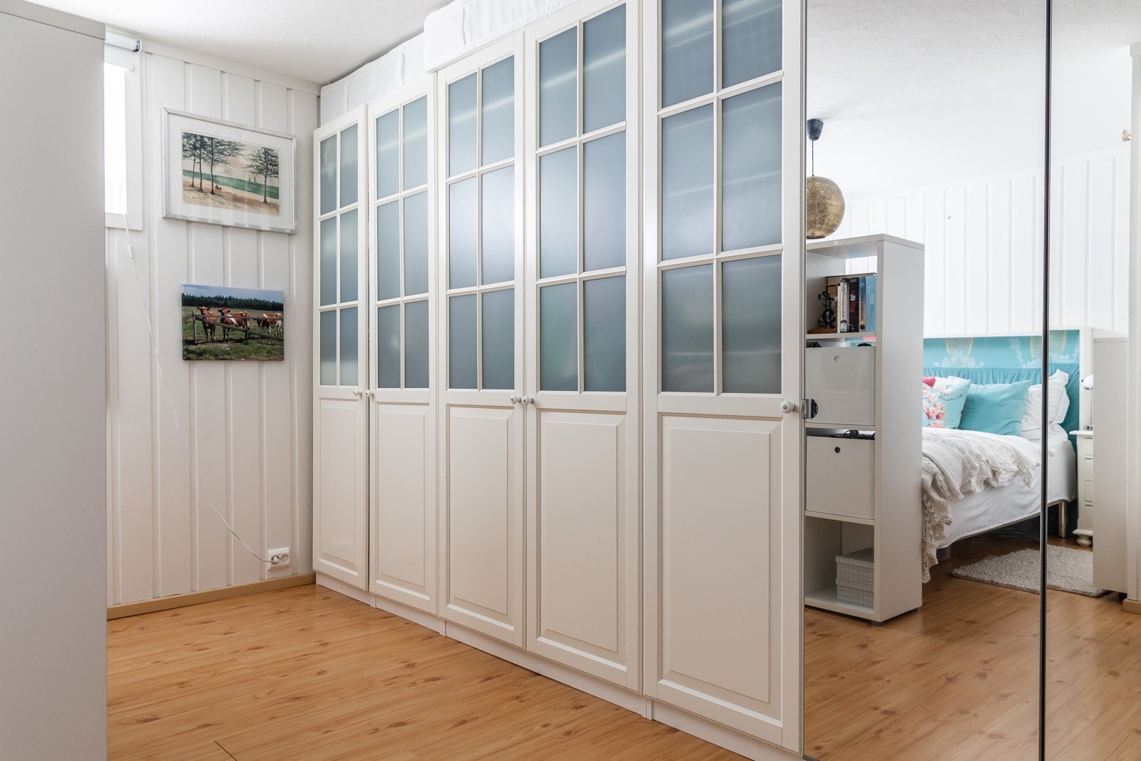 Rikelig med garderobeskap på soverommet. I 2022 ble det satt inn ny termostat til kjellergulvet, samt stikkontakter og oppheng av lamper. Galleribilde