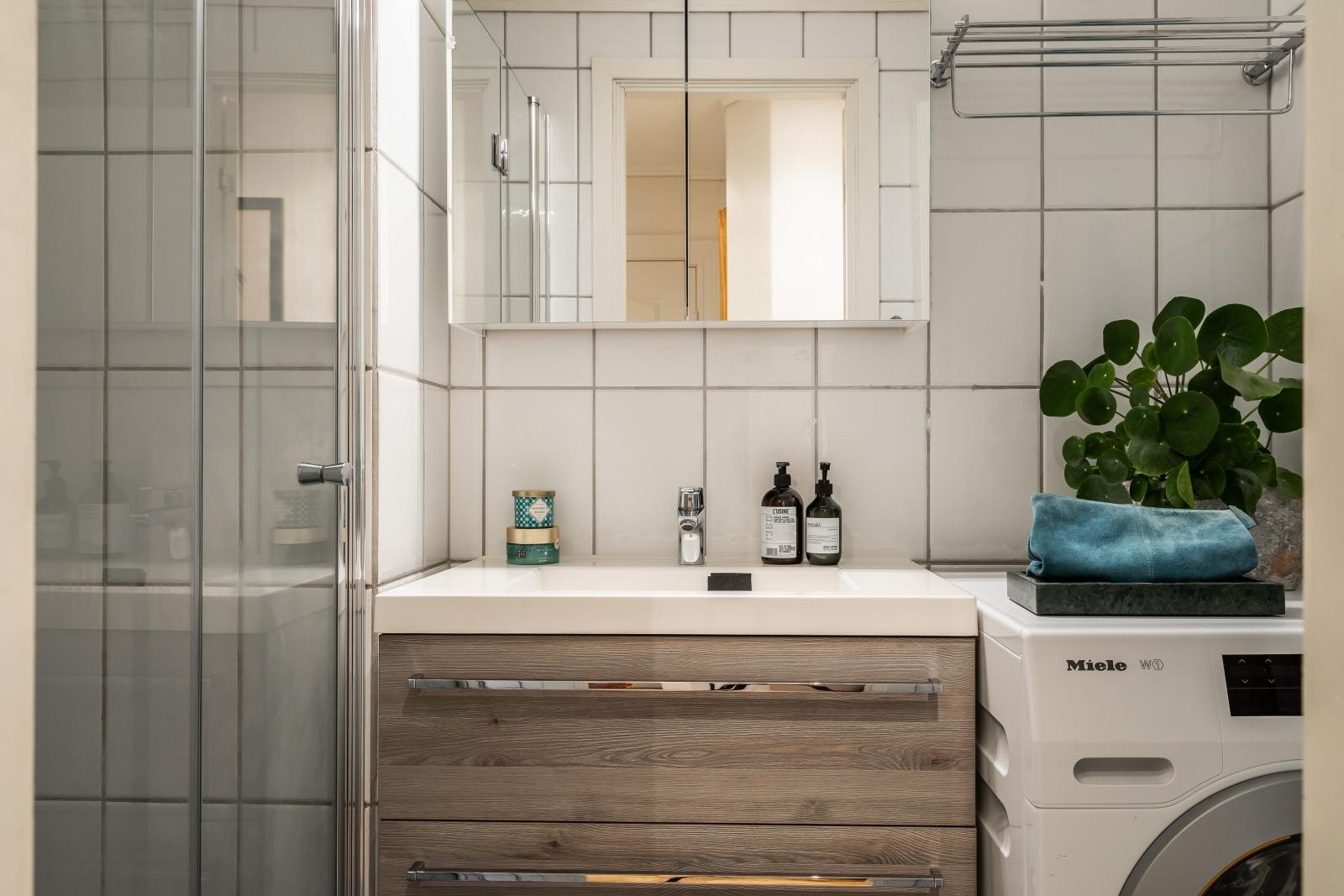 Flislagt bad utstyrt med behagelig gulvvarme. Galleribilde