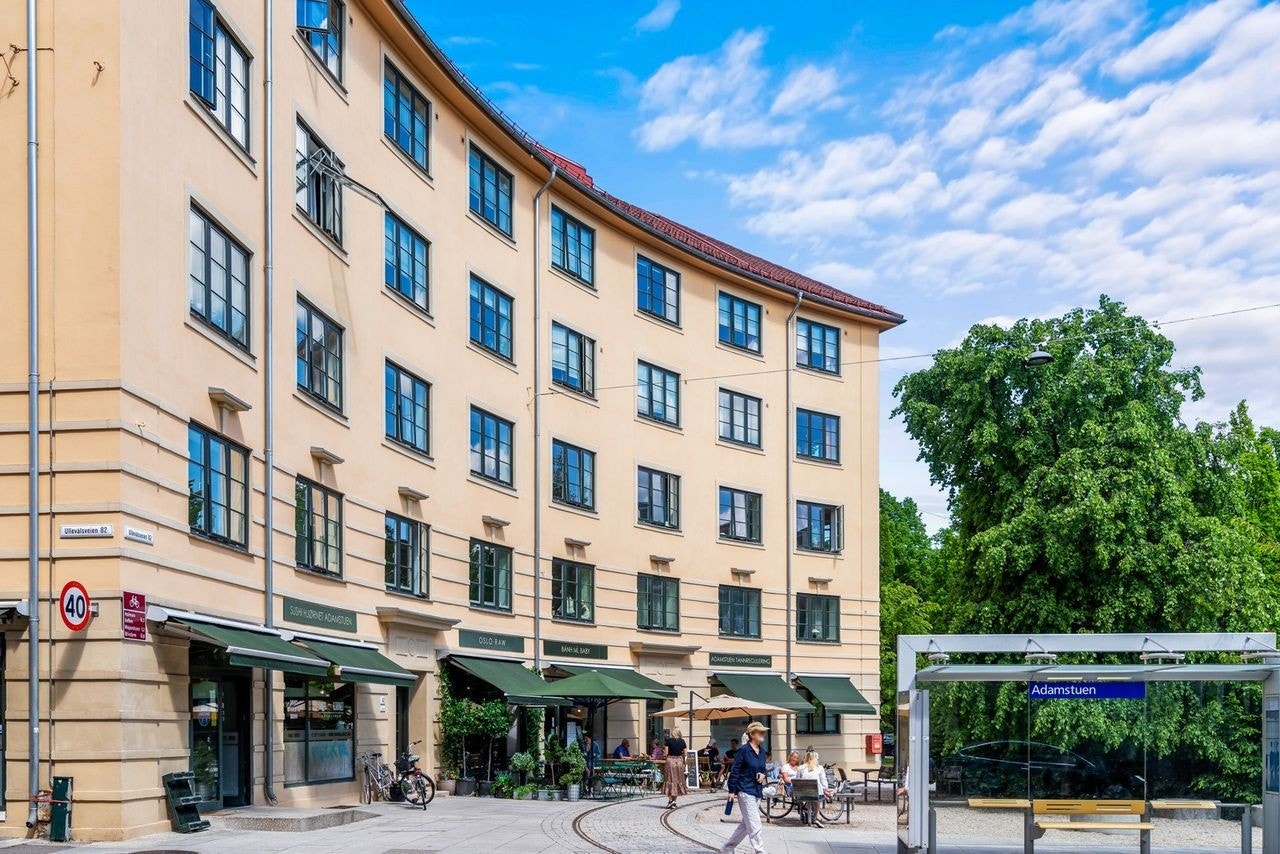 Området har et godt tilbud av offentlig kommunikasjon med hyppige avganger, slik at det er enkelt å komme seg rundt til flere av byens kanter. Galleribilde