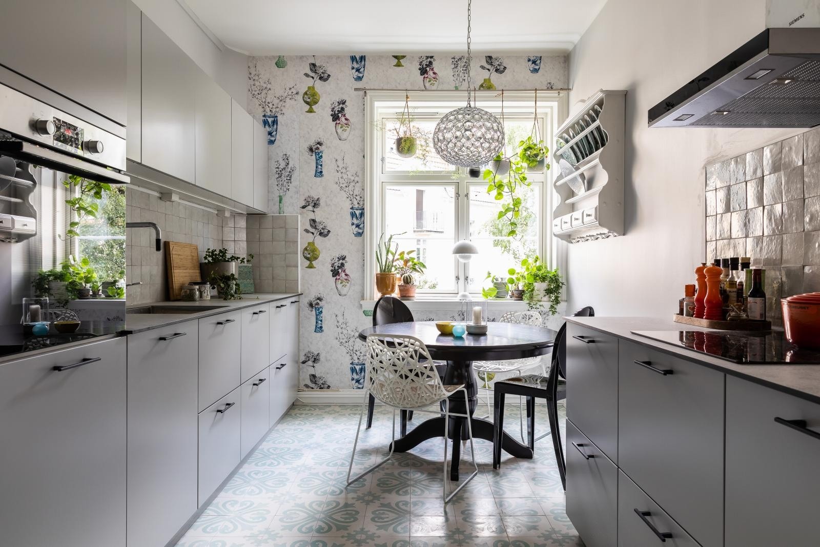 Kjøkkenet har en moderne innredning fra Kvik, ny i 2021, med rikelig av skap- og benkeplass. Galleribilde