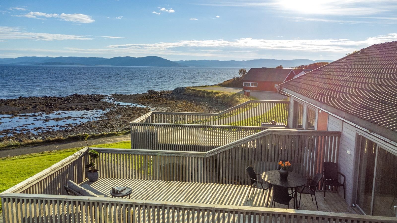Fra terrassen har man flott sjøutsikt til Trondheimsfjorden. Galleribilde