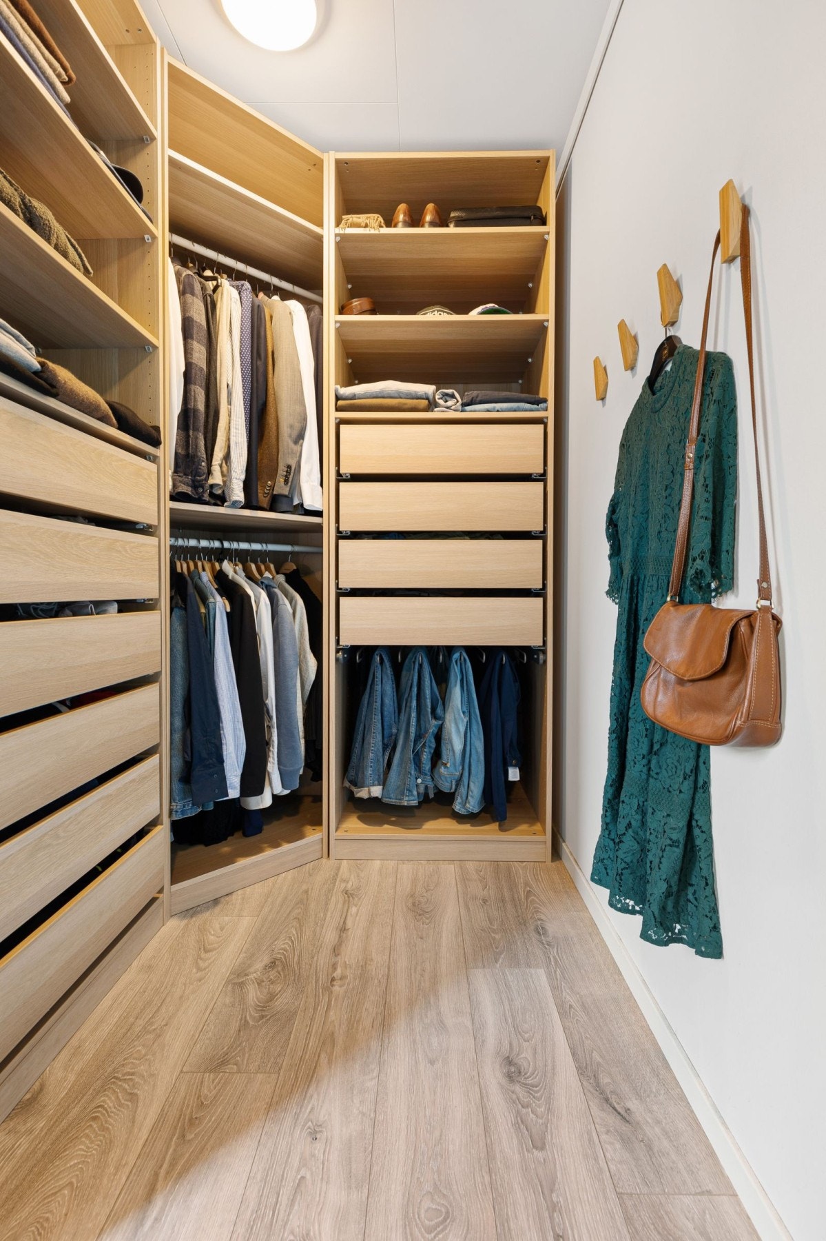Walk-in garderobe med adgang fra soverom 1 Galleribilde
