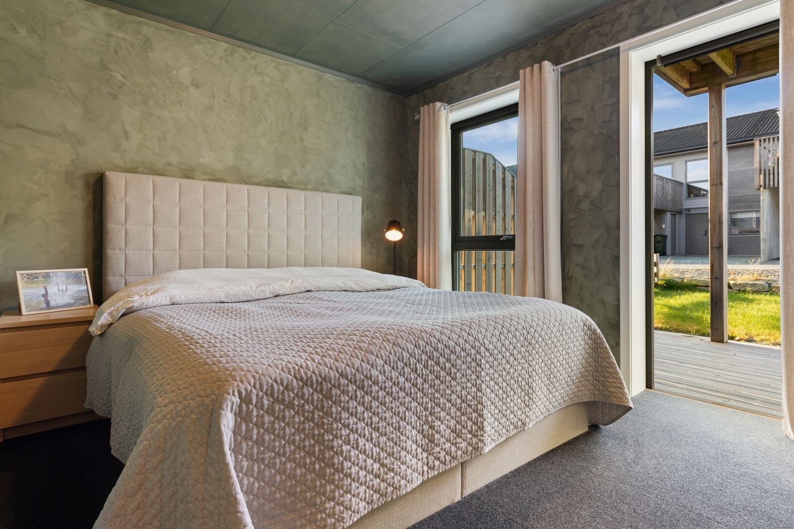 Soverom 1 med utgang til markterrasse og videre ut i hagen Galleribilde