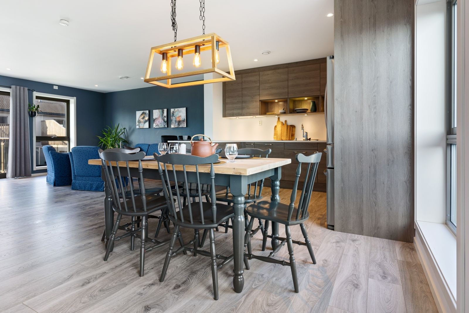 Kjøkkenet har en åpen løsning inn mot stuen Galleribilde