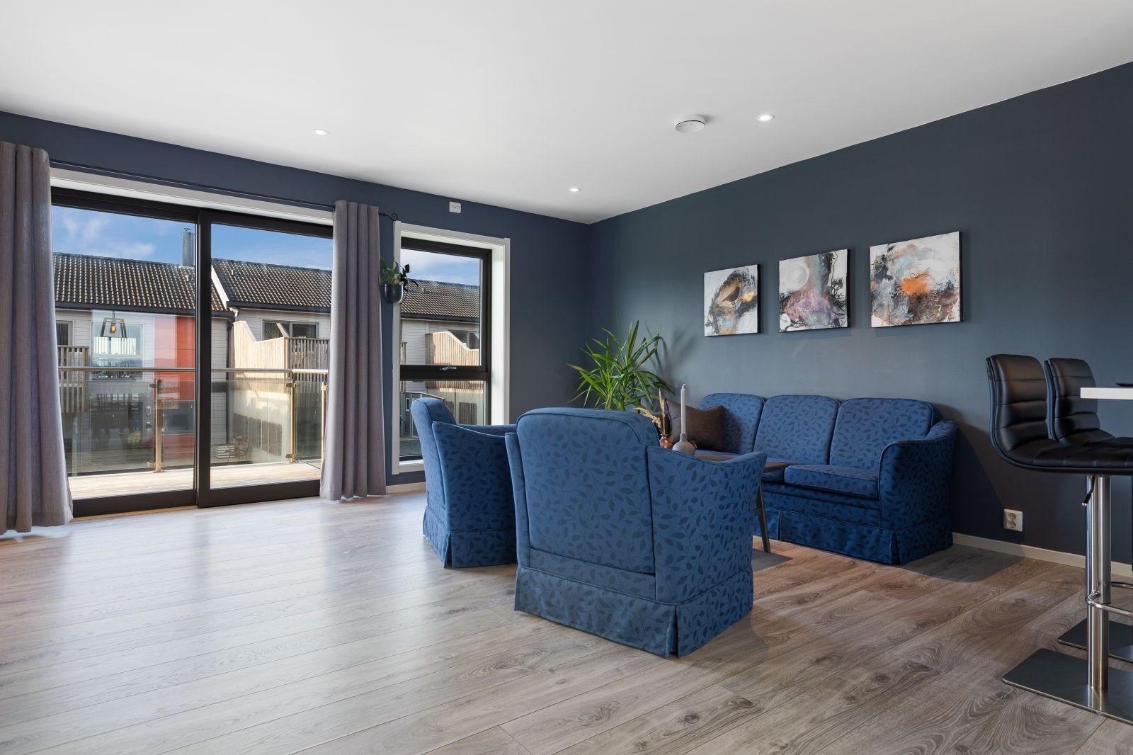 Mot vest har stuen også en utgang til balkong. Galleribilde