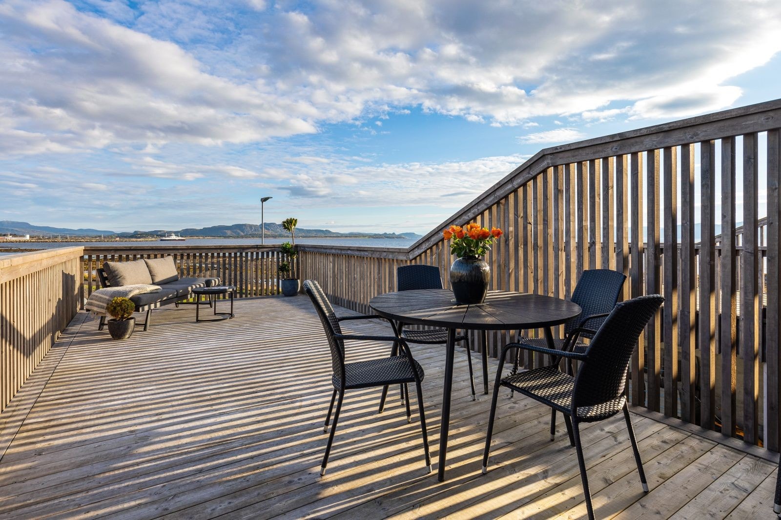 Fra terrassen har man flott sjøutsikt til Trondheimsfjorden. Galleribilde