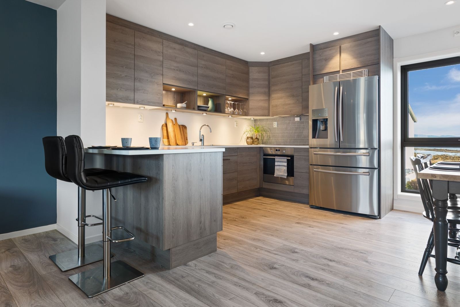 Kjøkkenet er utstyrt med mekanisk avtrekksvifte over stekesonen, kombinert køl-/fryseskap med vanndispenser. Det er integrert oppvaskmaskin, platetopp og stekovn. Galleribilde