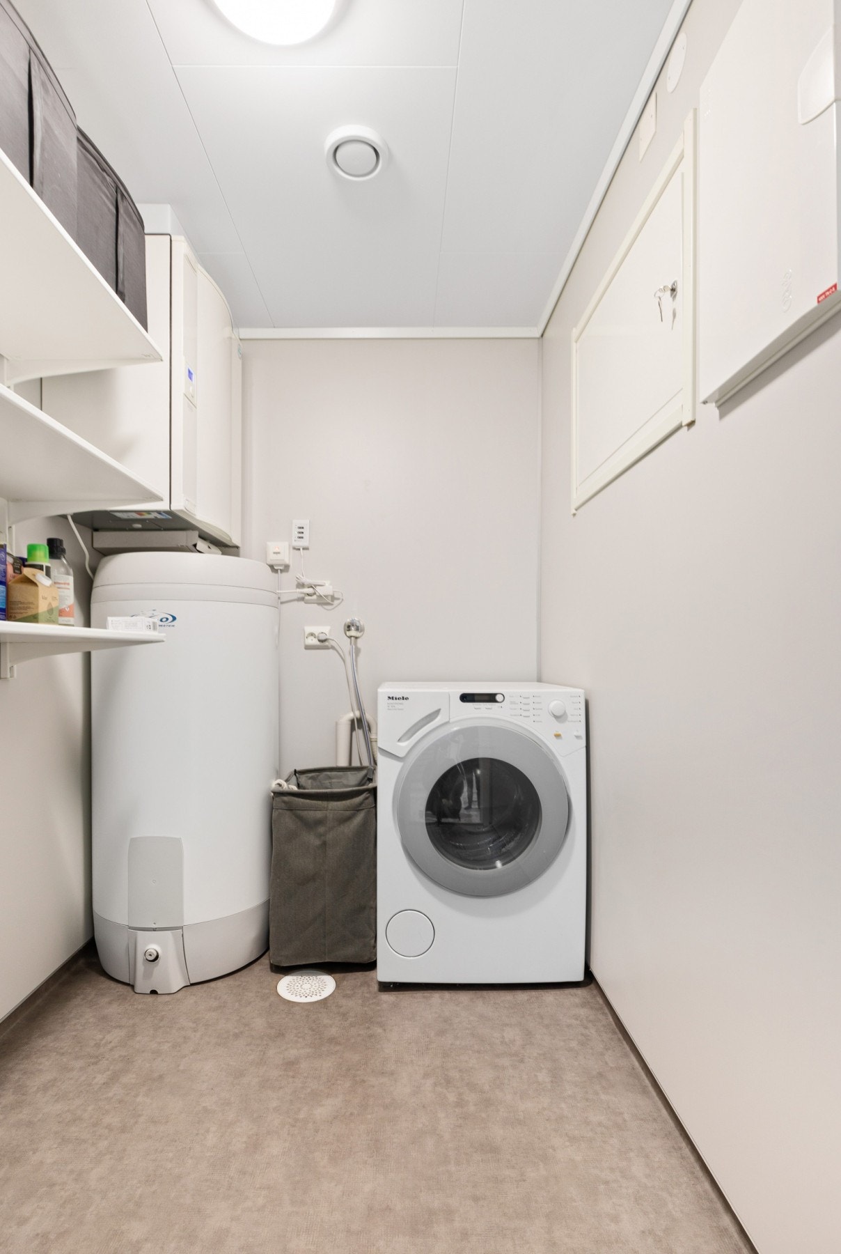 Vaskerom/teknisk rom er utstyrt med Sikringsskap, bereder, rørfordelingsskap og vent.aggregat. Opplegg for påkobling av vaskemaskin. Galleribilde