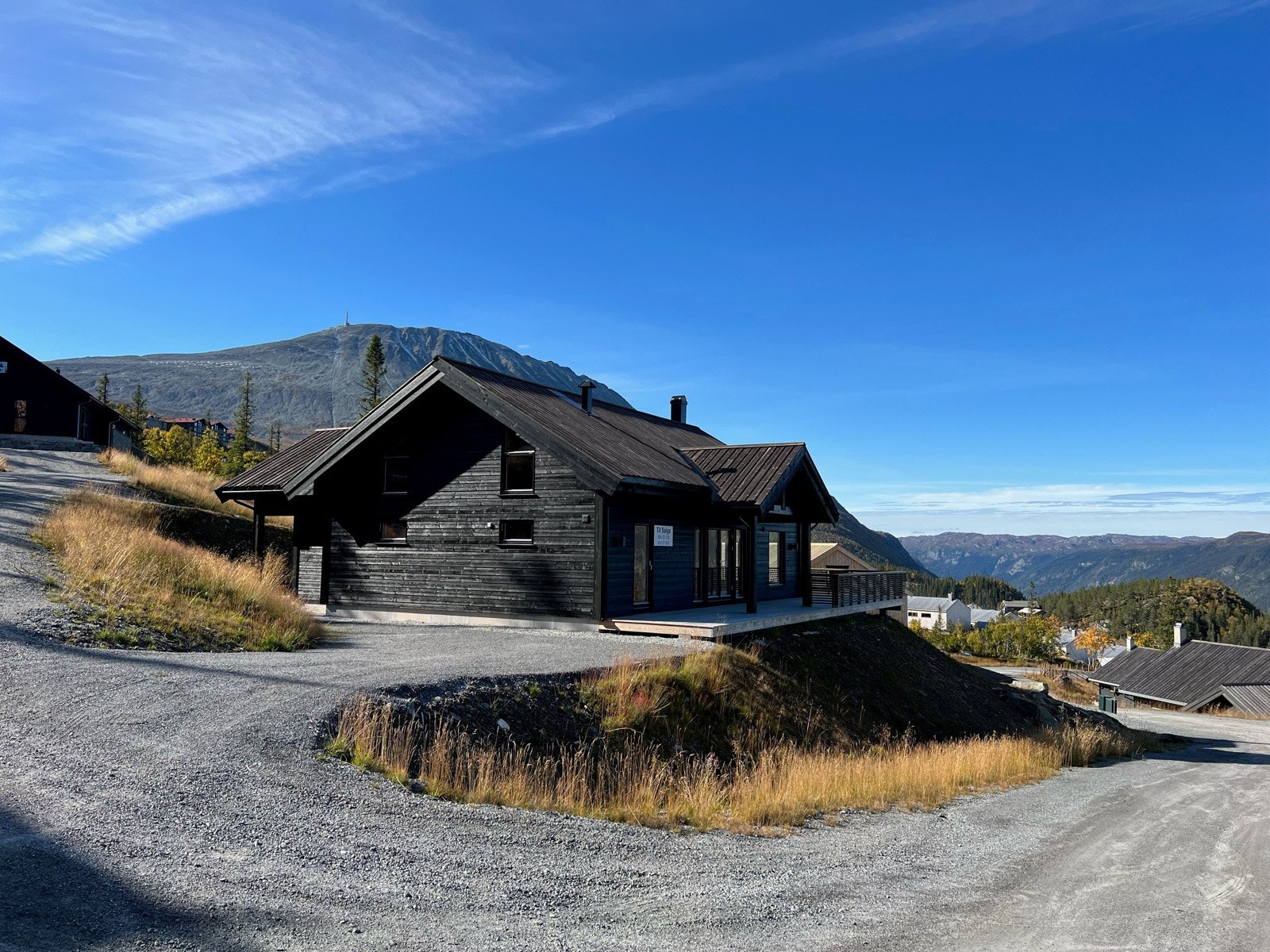 Løkjestaulkilsvegen 46 har meget god adkomst sommer som vinter og ligger høyt og usjenert. Foto av 21.09.2022 Galleribilde