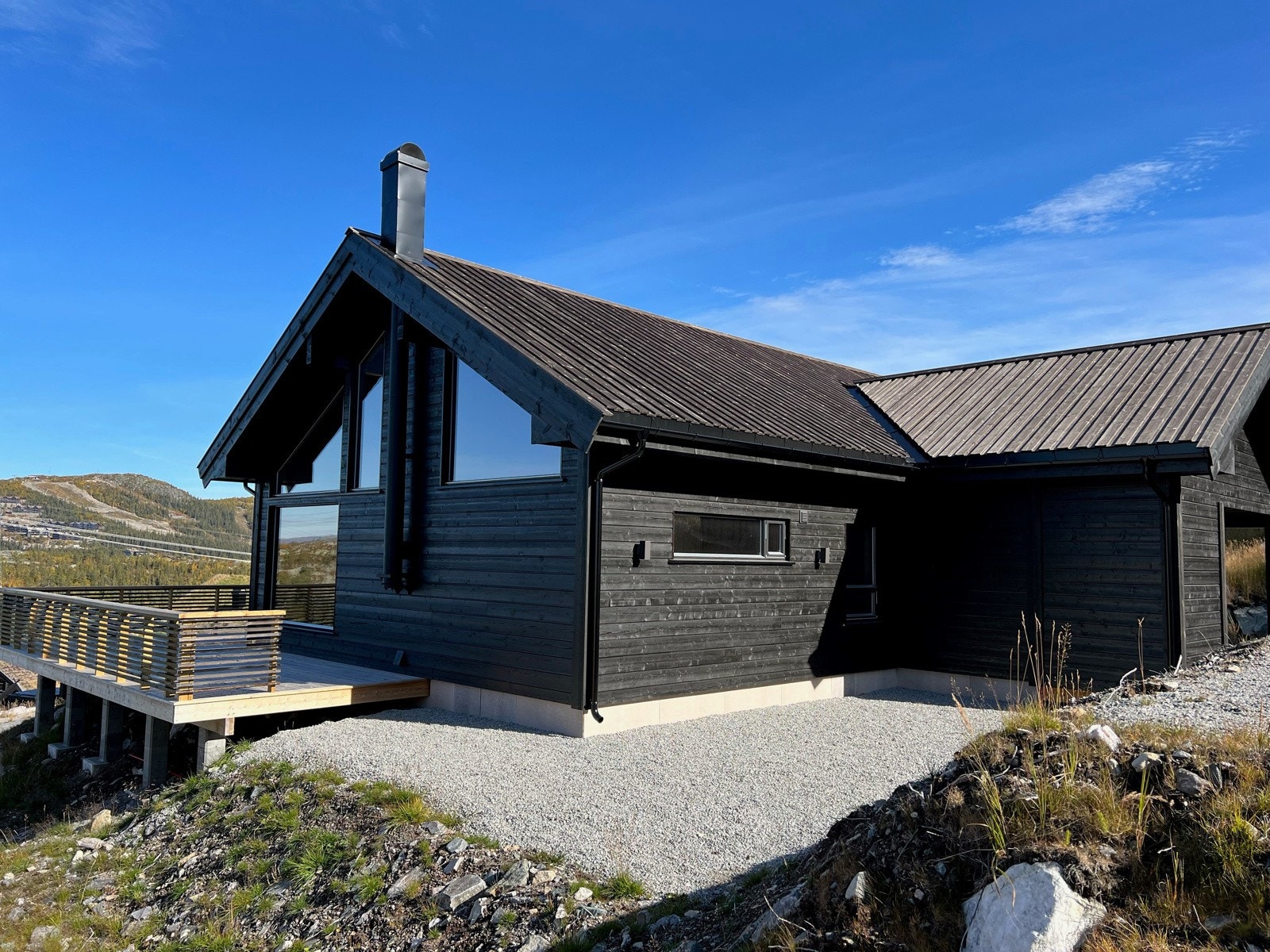 Løkjestaulkilsvegen 46 med fantastisk utsikt mot Gaustablikk, Skipsfjell, Vestfjorddalen og Gaustatoppen. Foto av 21.09.2022 Galleribilde