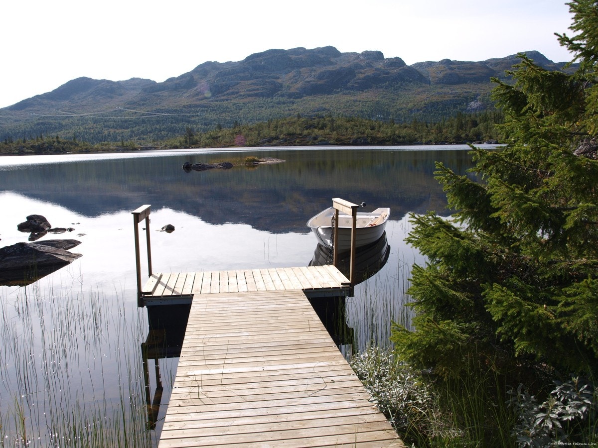 Varme sommerdager er det fint å bade i Kvitåvatn Galleribilde