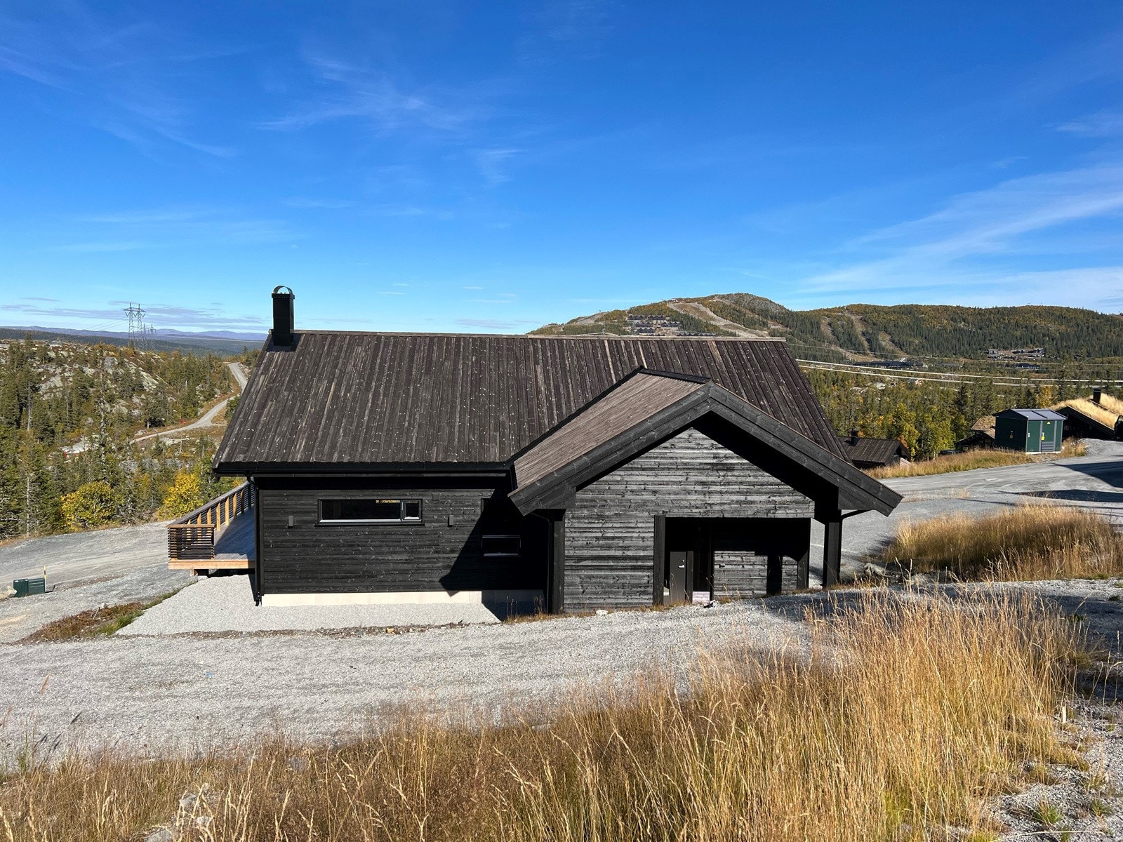 Løkjestaulkilsvegen 46 er plassbygd av lokale håndverkere i solide materialer og med gjennomtenkte løsninger. Foto av 21.09.2022 Galleribilde