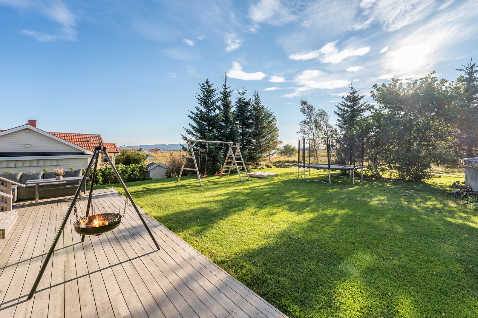 Stort og godt uteareal på baksiden av huset. Galleribilde