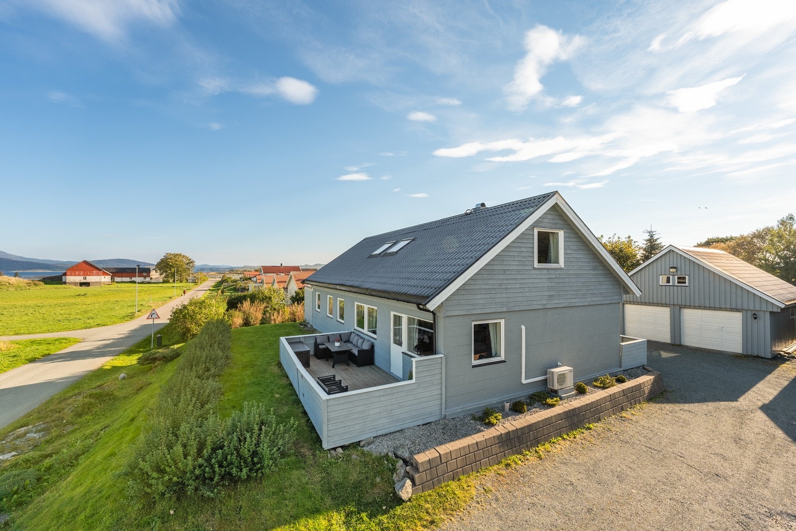 På tomta står en enebolig i 11/2 etasje sat en dobbelgarasje med hems Galleribilde