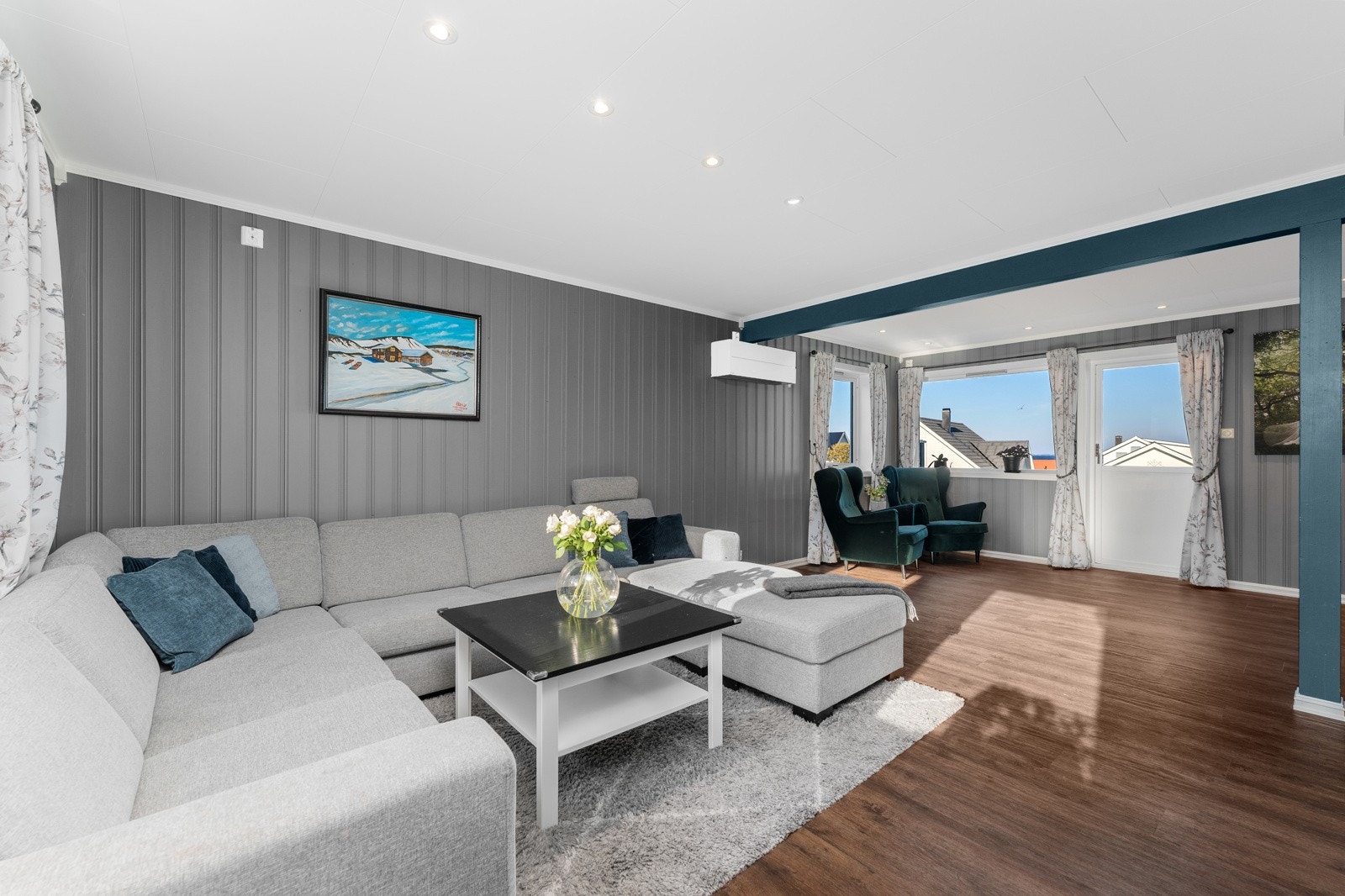 Fra stua er det utgang til en veranda Galleribilde