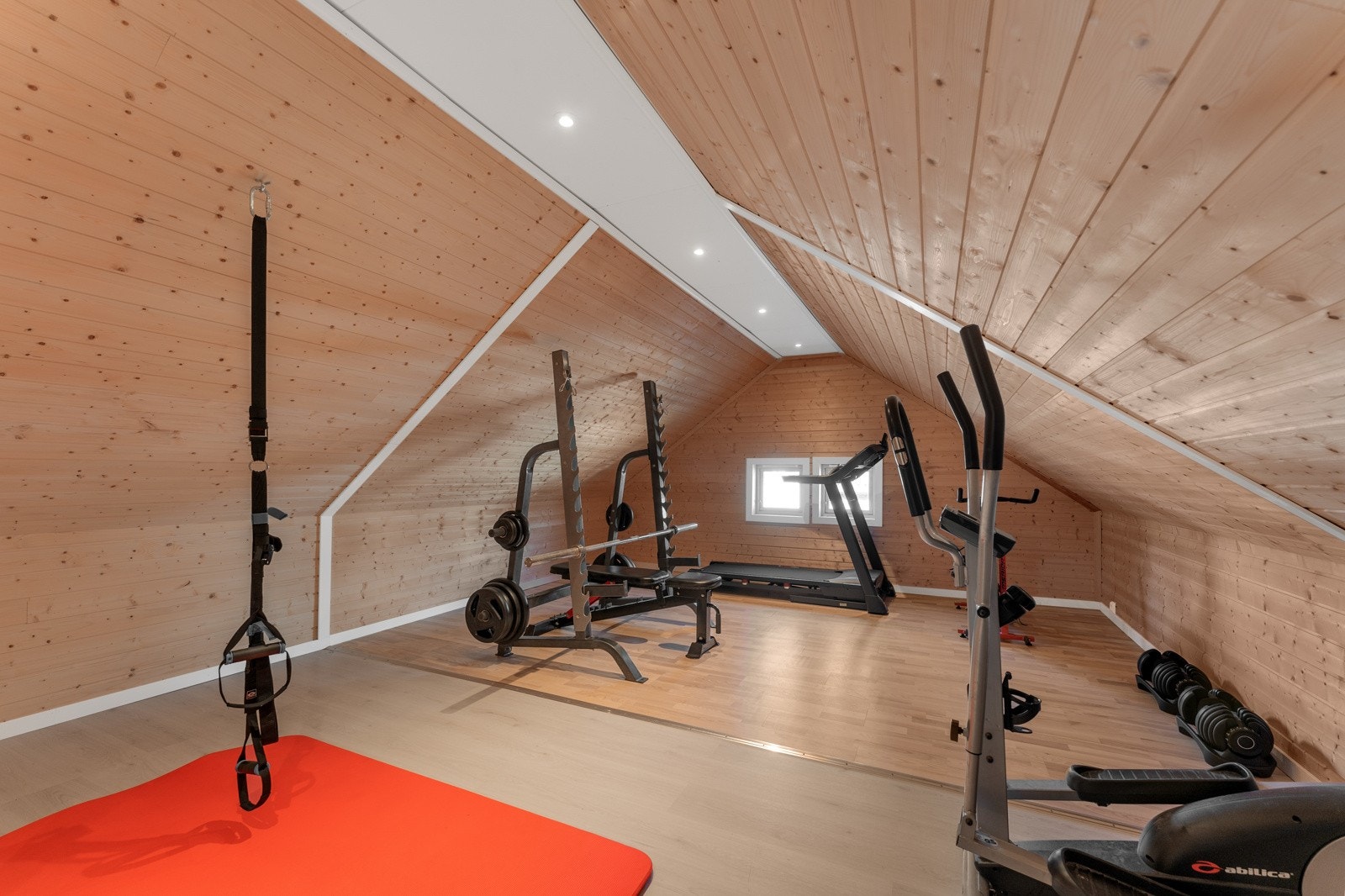 I garasjen er det innredet treningsrom på loft Galleribilde