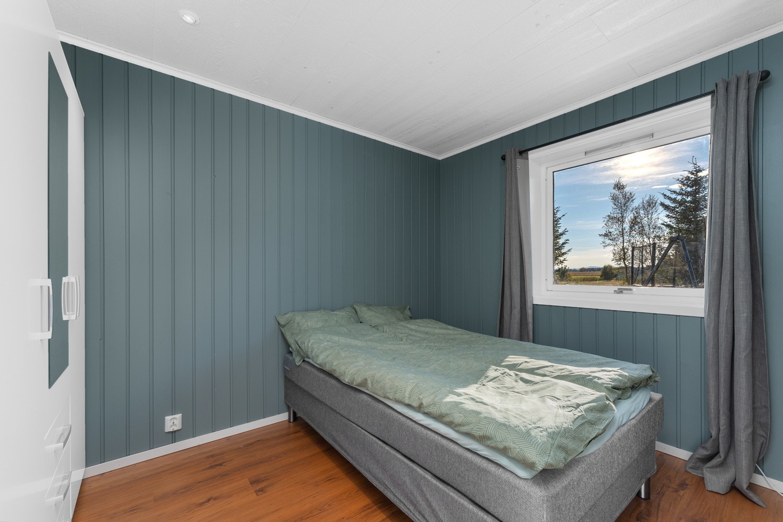 Soverom. Ett av to soverom som befinner seg i 1.etasje Galleribilde