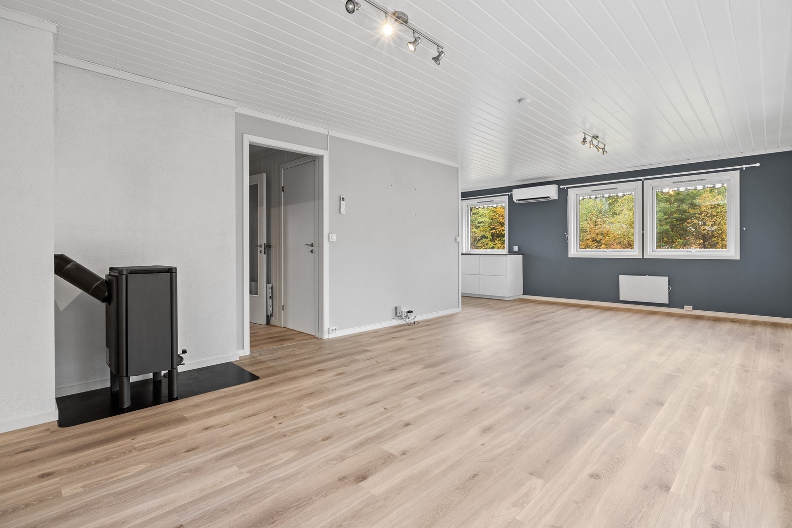 Romslig stue i vinkel. Galleribilde