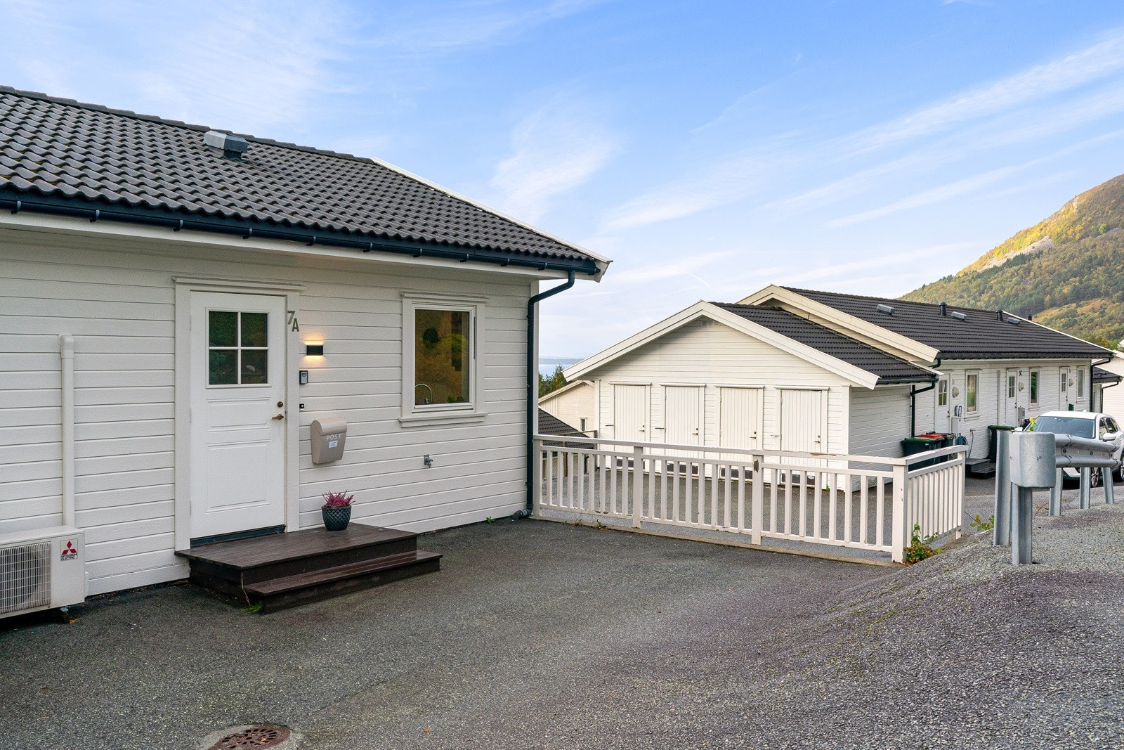 Nåværende eier benytter innkjørsel som parkeringsplass. Galleribilde