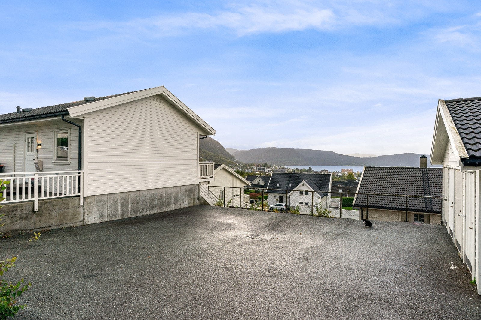 Parkeringsplass på biloppstillingsplass. Galleribilde