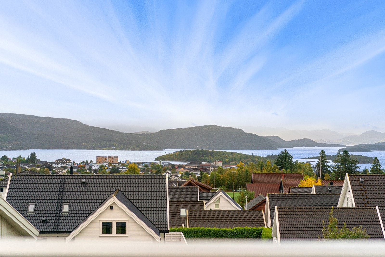 Fantastisk panoramautsikt over fjord og fjell. Galleribilde