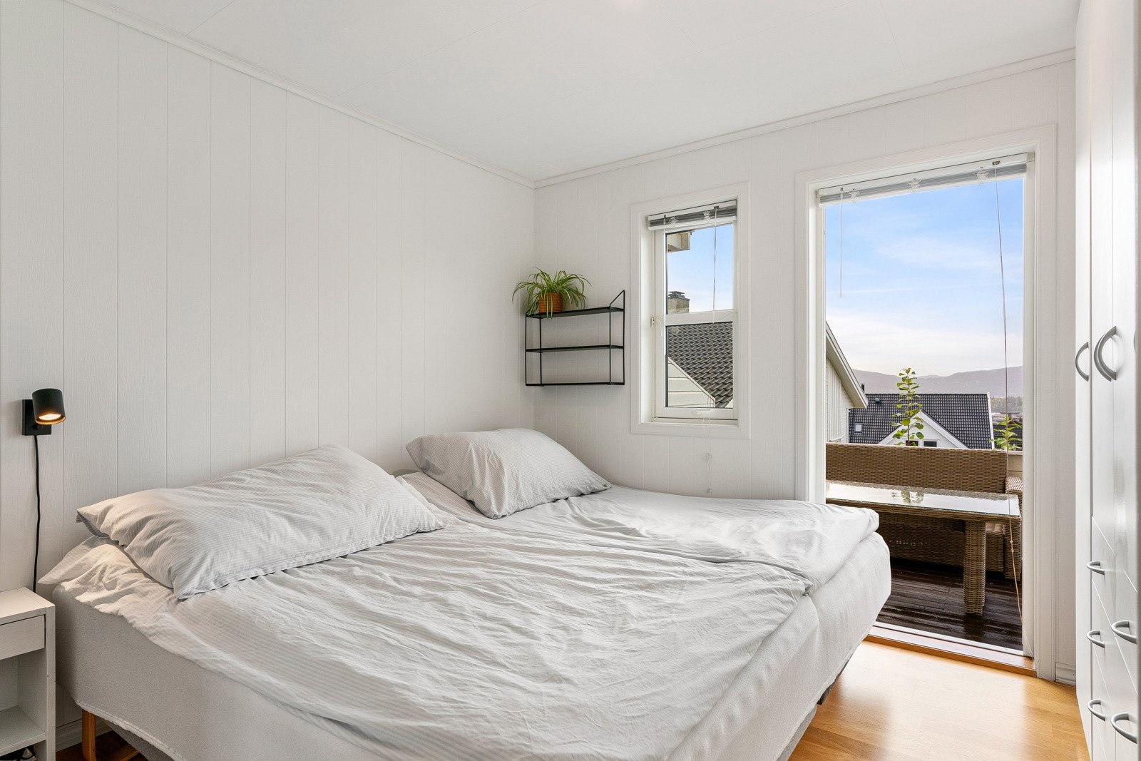 Hovedsoverom med utgang til boligens andre terrasse. Galleribilde