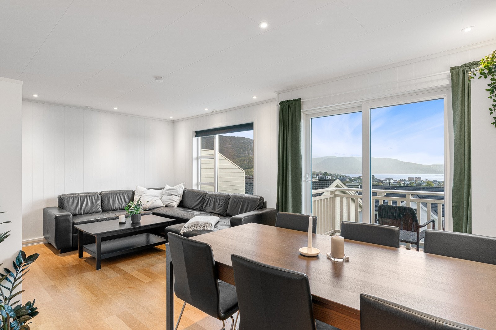 Flott og praktisk rekkehus over to plan. Galleribilde