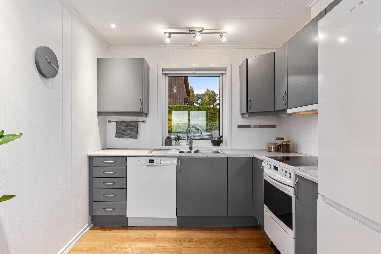 Klassisk kjøkken med god arbeidsflate. Galleribilde