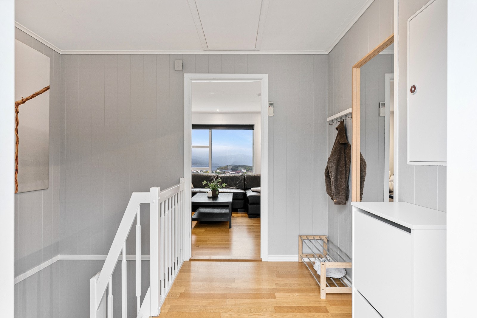 Entre med plass til oppbevaring av yttertøy og sko. Galleribilde