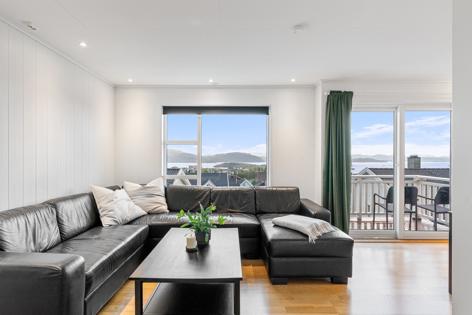 Romslig oppholdsrom med plass til stor sofagruppe. Galleribilde