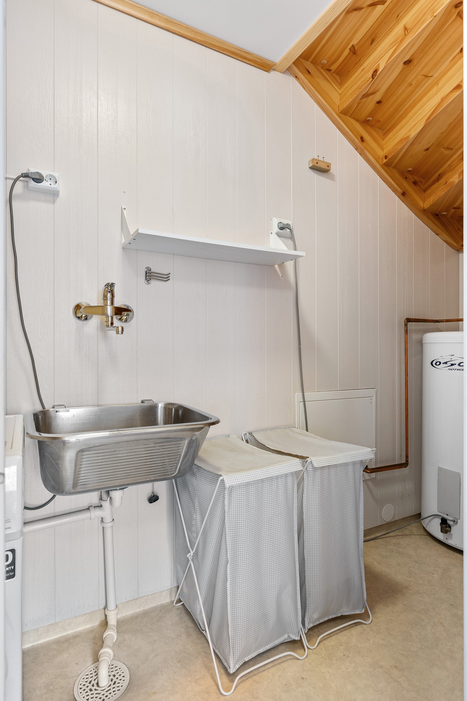 Praktisk vaskerom for klesvask og oppbevaring. Galleribilde