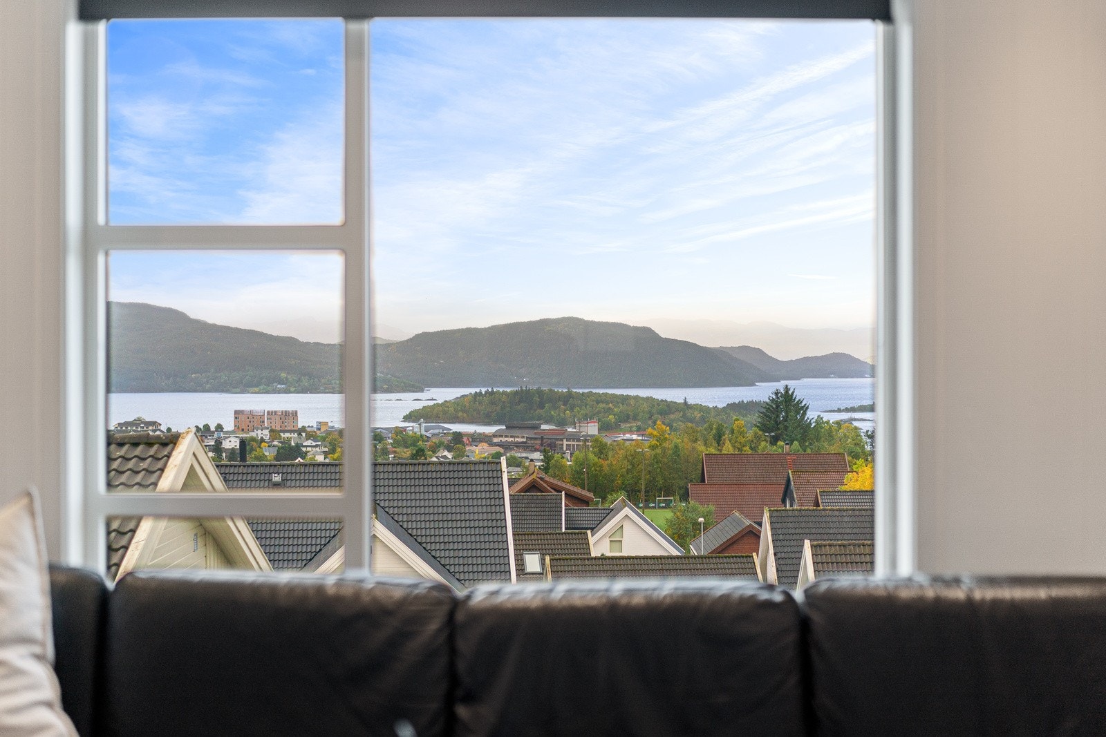 Store vinduer slipper inn rikelig med dagslys. Galleribilde