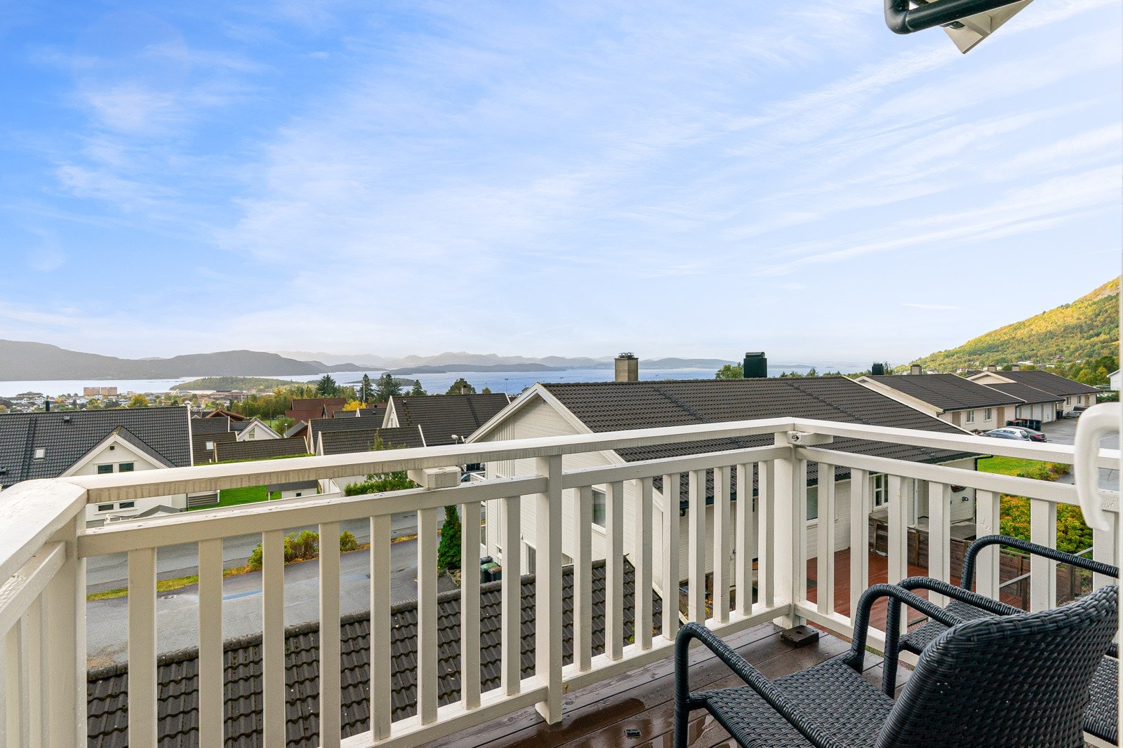 Her kan en nyte utsikten over fjord og fjell. Galleribilde