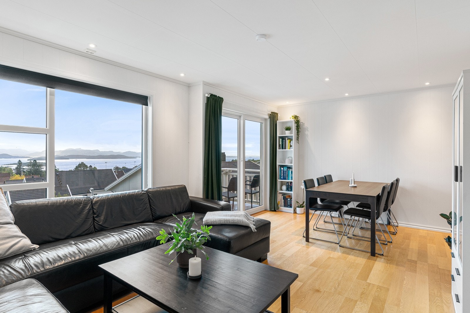 Utgang til balkong med panoramautsikt. Galleribilde