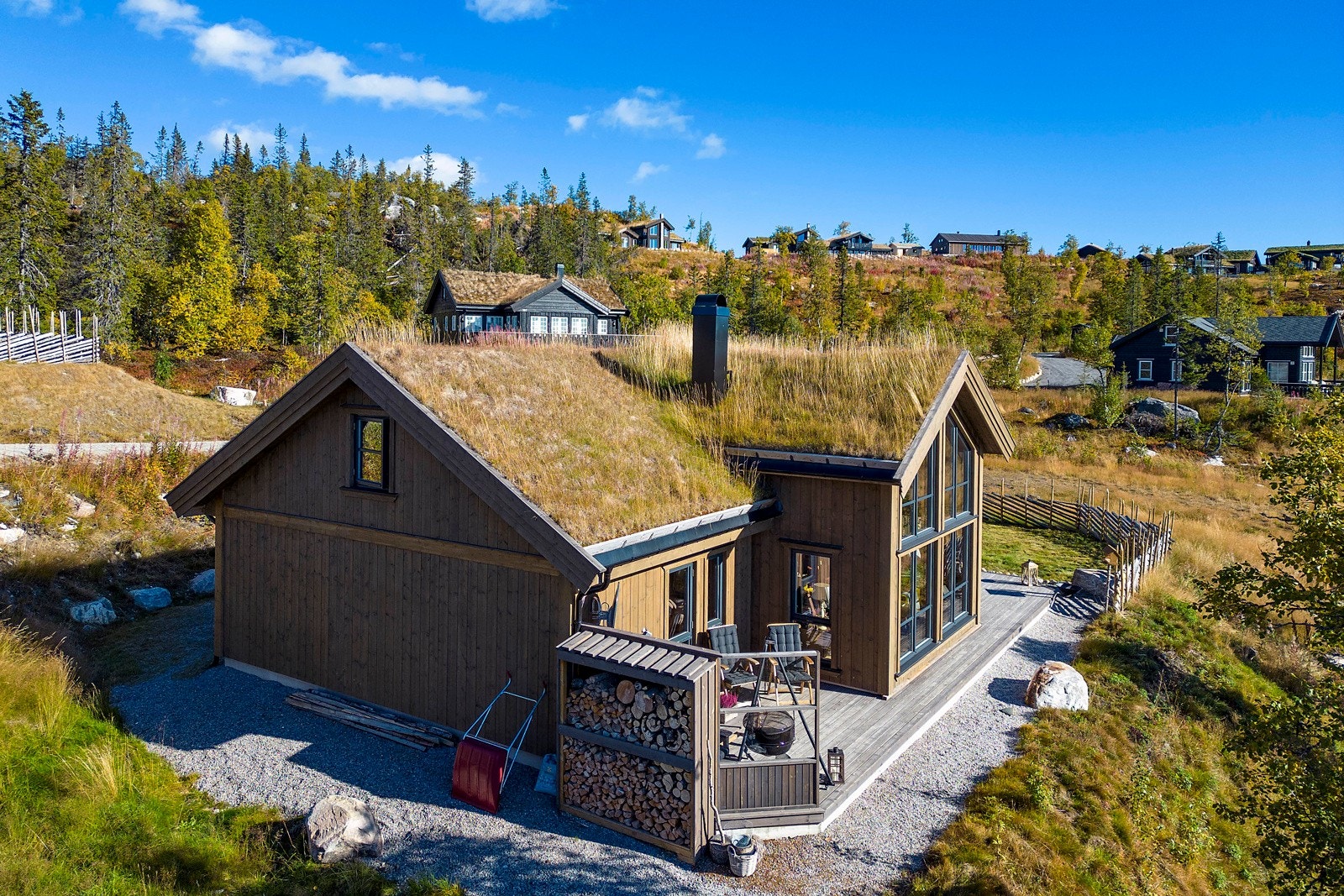 Beliggenheten er både usjenert og solrik, og har eventyrlig utsikt over fjellheimen. Galleribilde