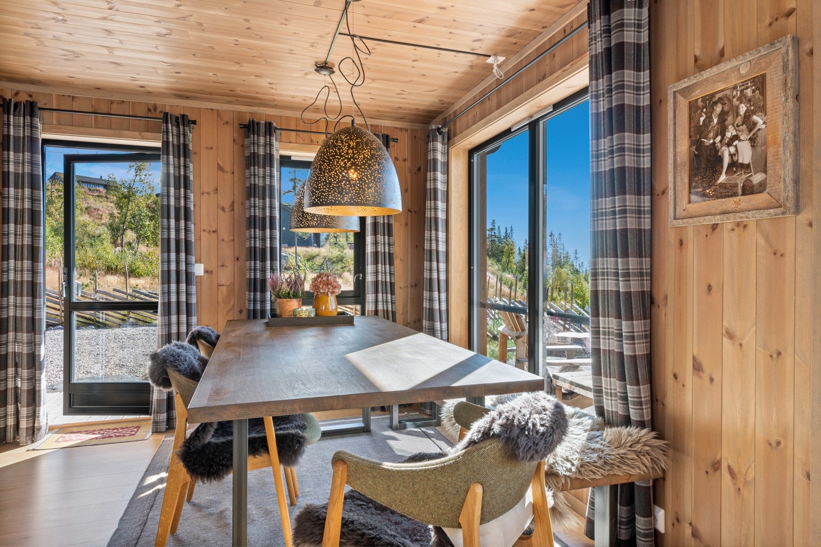 Plass til stort spisebord i åpen kjøkkenløsning Galleribilde