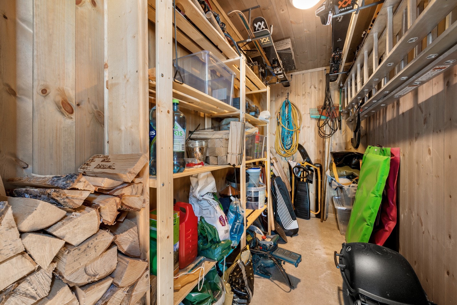 Hytta har utebod i tilknytning til terrassen Galleribilde