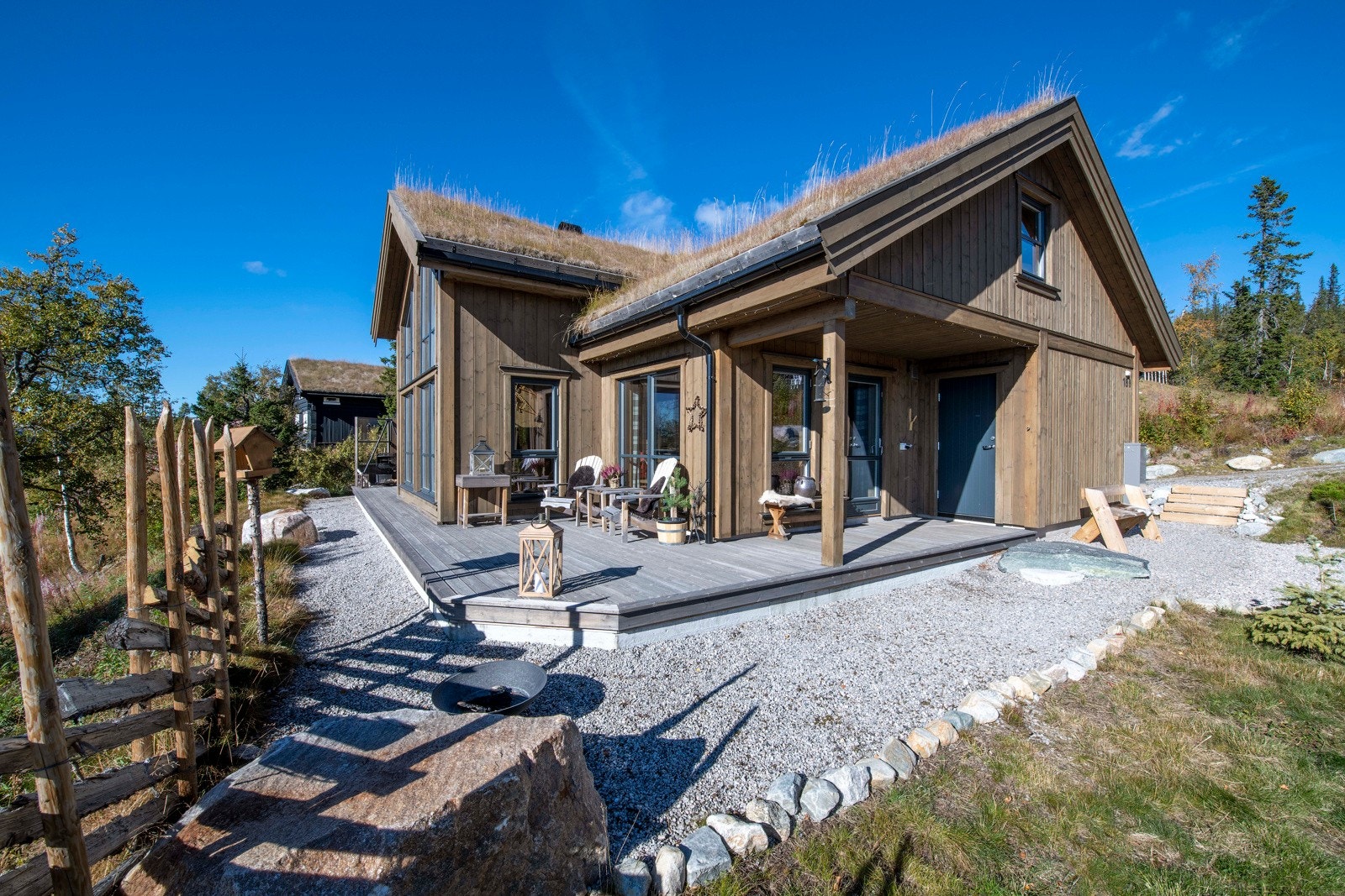 Dette er en stor, flott hytte i tradisjonell stil med torvtak. Galleribilde