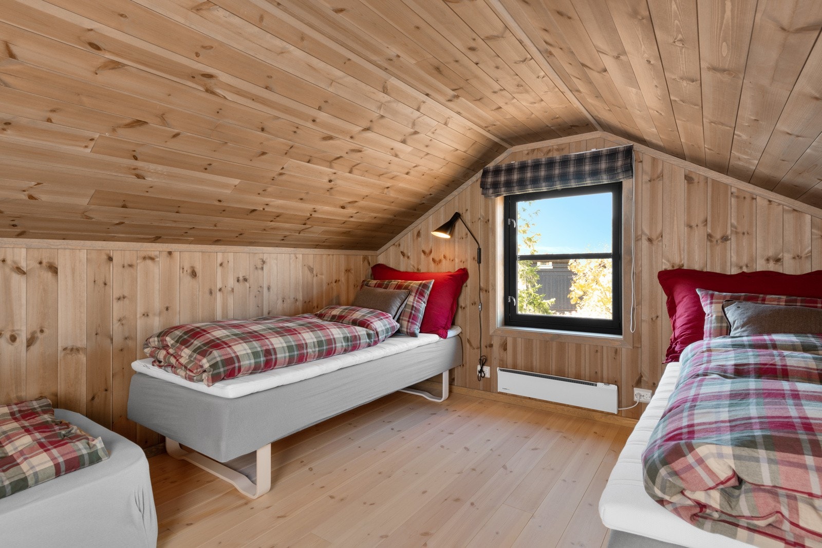 Stort soverom på med god plass til gjester Galleribilde