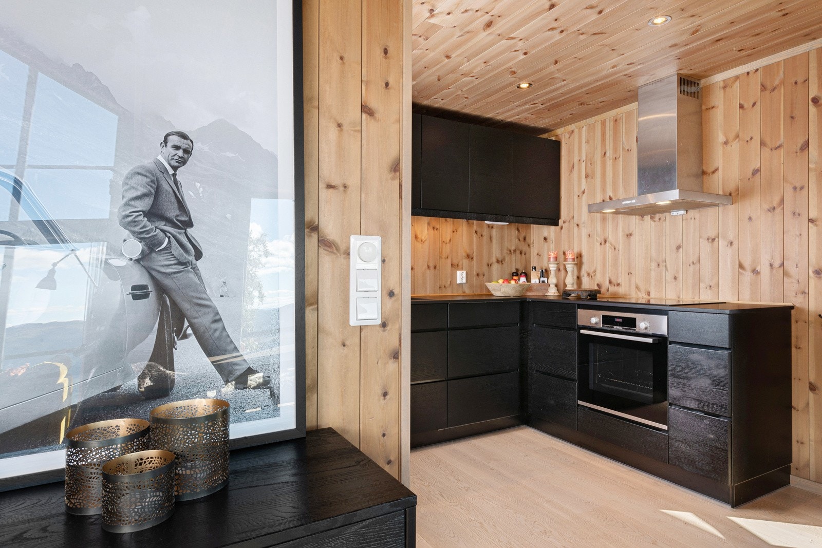 Kjøkkenet ligger i delvis åpen løsning mot spisestue og stue. Galleribilde